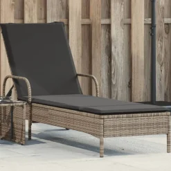 vidaXL Ligbed met wielen en kussen poly rattan grijs